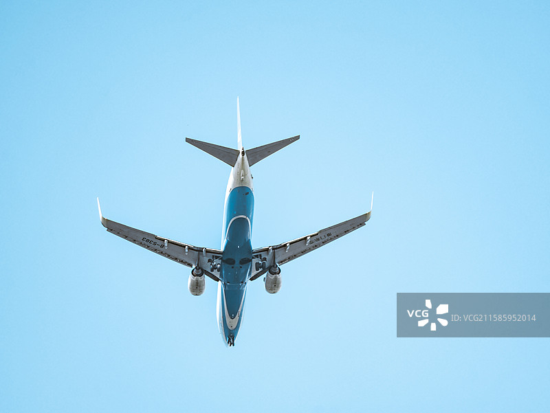 仰望蓝天的飞机图片素材