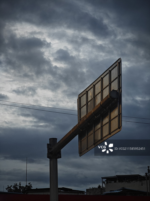 阴天下的路牌图片素材