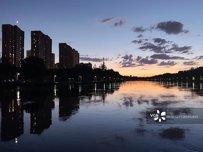 暴雨过后的北京经开区凉水河夜景图片素材