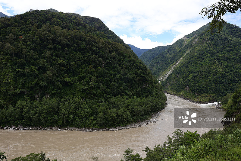 西藏林芝墨脱县雅鲁藏布江流域林多大拐弯夏季风光图片素材