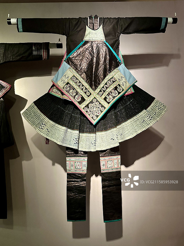 上海市历史博物馆意象中国西南少数民族服饰审美及当代重塑展览展品贵州黔东南苗族女服图片素材