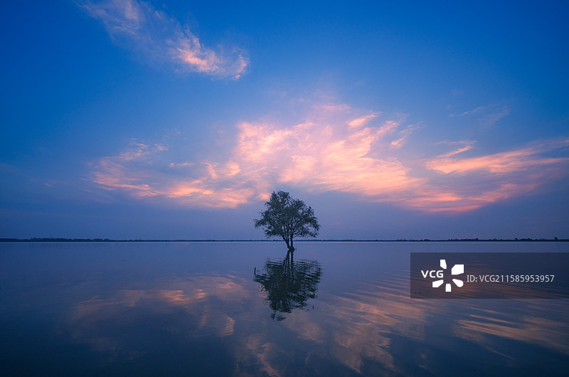 天空之吻图片素材