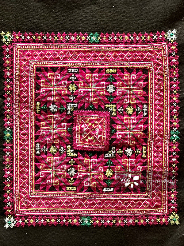 上海市历史博物馆意象中国西南少数民族服饰审美及当代重塑展览展品少数民族特色布料式样刺绣纹饰图片素材