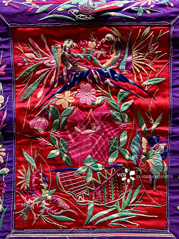 上海市历史博物馆意象中国西南少数民族服饰审美及当代重塑展览展品少数民族特色布料式样刺绣纹饰图片素材