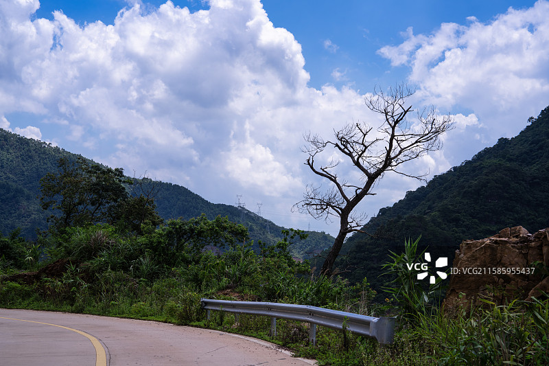 广西贵港市桂平市大藤峡景区美丽的环峡谷公路图片素材