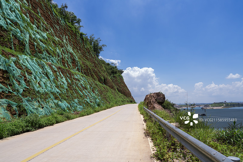 广西贵港市桂平市大藤峡景区美丽的环峡谷公路图片素材