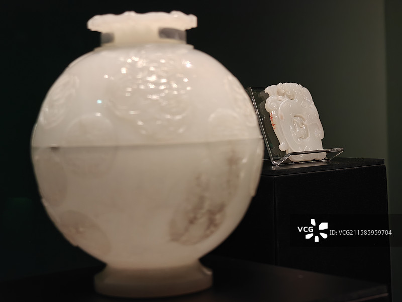 香港故宫文化博物馆珍贵文物-异形兽觥式壶+团花纹台罐+龙凤纹鸡心佩+御制题撰琴访友图山子图片素材