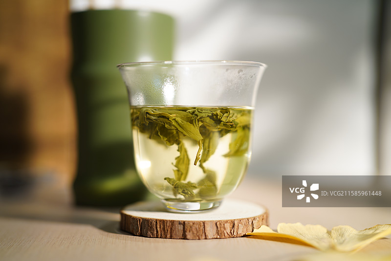 绿茶浸泡过程特写图片素材