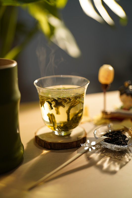 绿茶浸泡过程特写图片素材