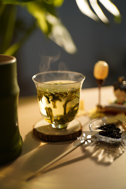 绿茶浸泡过程特写图片素材