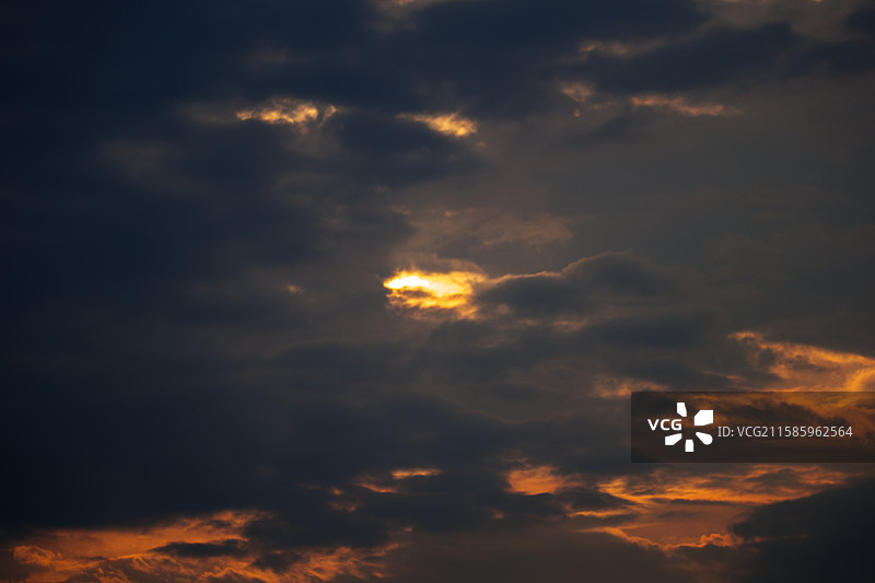 乌云间隙的夕阳光芒图片素材