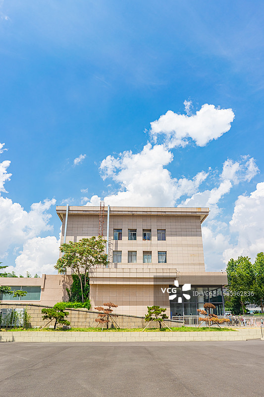 中国山东泰山站旧址津浦铁路泰安市博物馆广场西侧的泰安市泰山站出站口建筑外部，户外白昼无人图像摄影图片素材