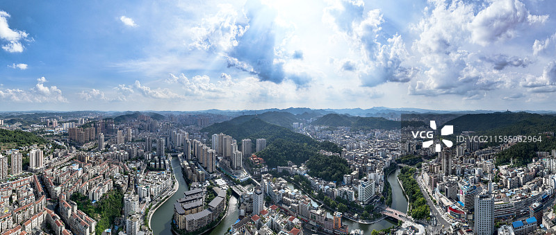 贵州省遵义市红花岗区，湘江河畔的城市风光图片素材