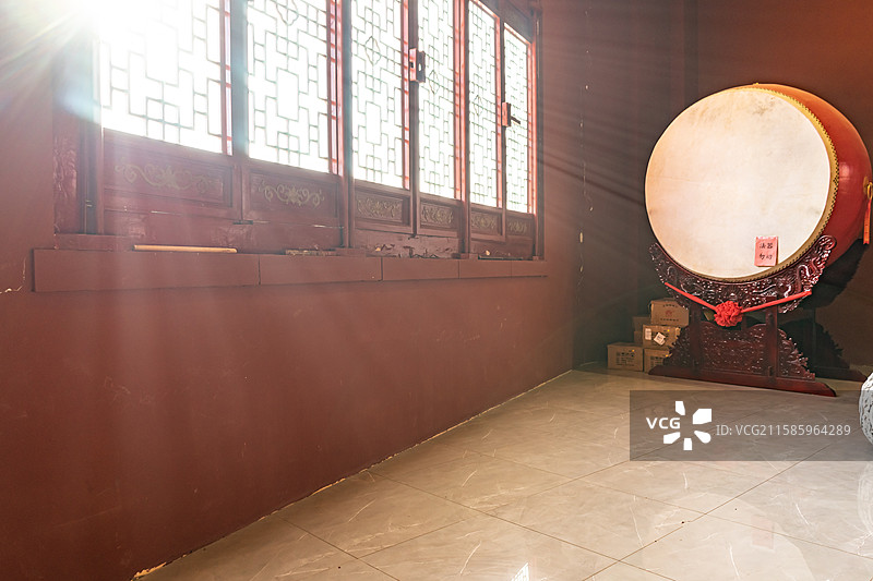 中国国内著名景点拍摄主题，古代建筑宫殿的窗户透过一缕耶稣光，室内无人图像摄影图片素材