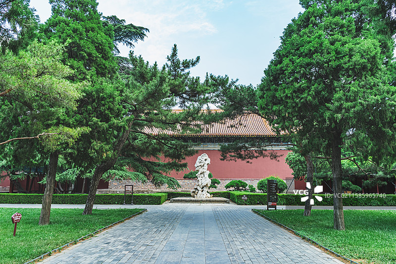 中国山东省泰安市泰山区泰山旅游景区著名景点，古代建筑行宫岱庙里的中式庭院露台花园，户外无人图像摄影图片素材