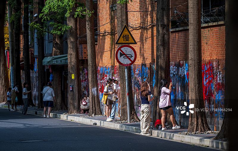 阳光洒落在上海网红打卡地“甜爱路”图片素材