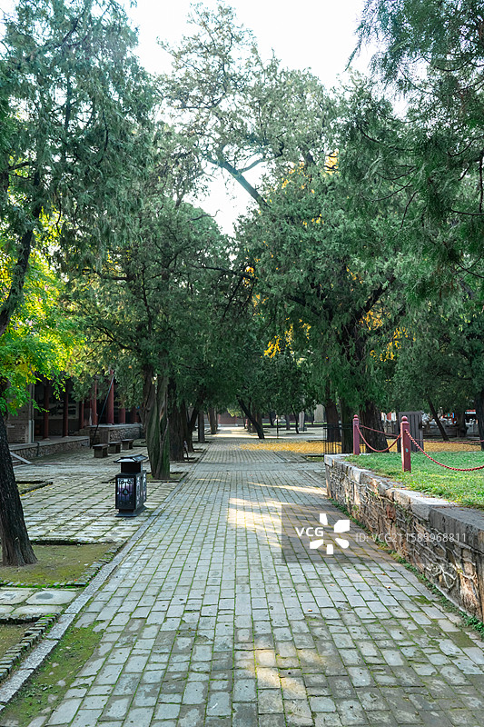 中国山东省泰安市泰山区泰山旅游景区著名景点，古代建筑行宫岱庙里的中式庭院拍摄主题，户外无人图像摄影图片素材