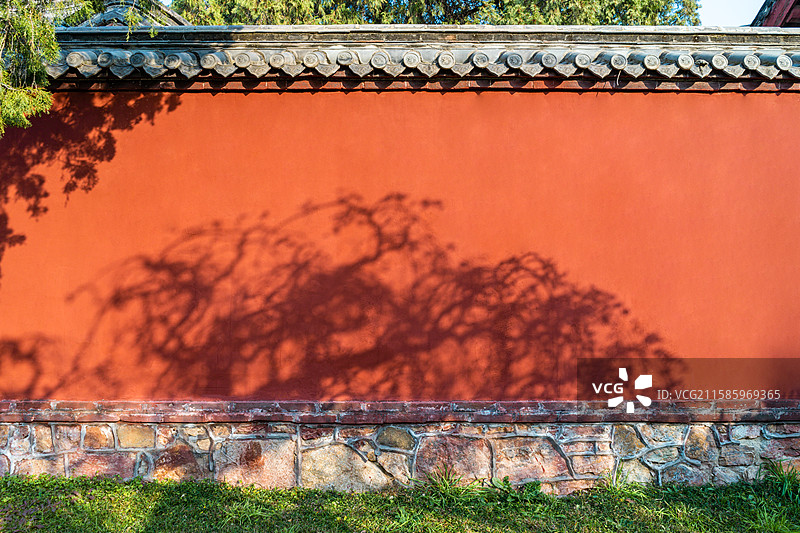 中国古代建筑与自然风光拍摄主题，红墙上树枝的光影，户外白昼无人图像摄影图片素材