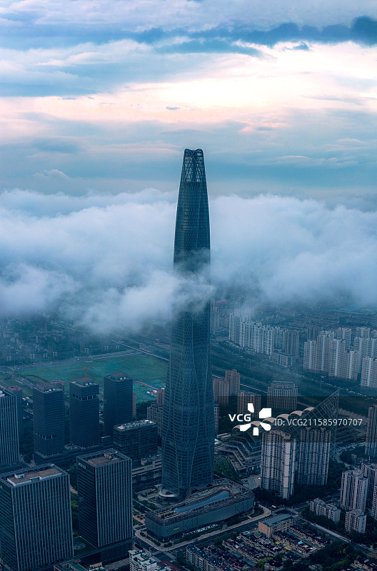 晨曦中的穿云破雾的周大福大厦图片素材