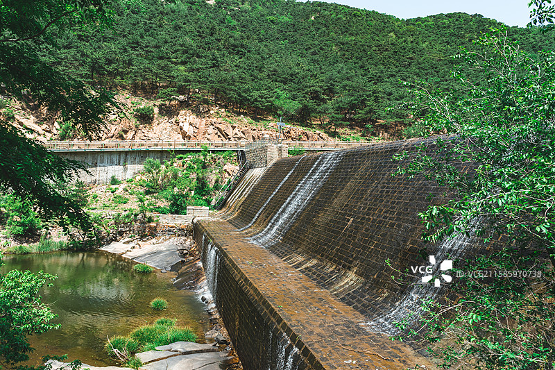 中国露台花园自然风光拍摄主题，山东省泰安市岱岳区彩石溪景区的水坝和河流，户外白昼无人图像摄影图片素材