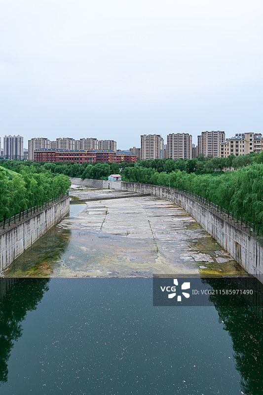 中国非都市风光拍摄主题，山东泰安岱岳区天平湖公园堤坝，宁静的护城河和两侧的垂柳，户外白昼无人图像摄影图片素材