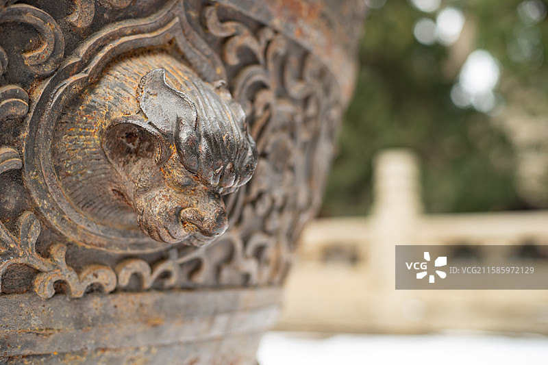 中国山东省泰安市泰山区泰山旅游景区著名景点，岱行宫里的生铁门海大水缸和神兽雕塑，户外无人图像摄影图片素材