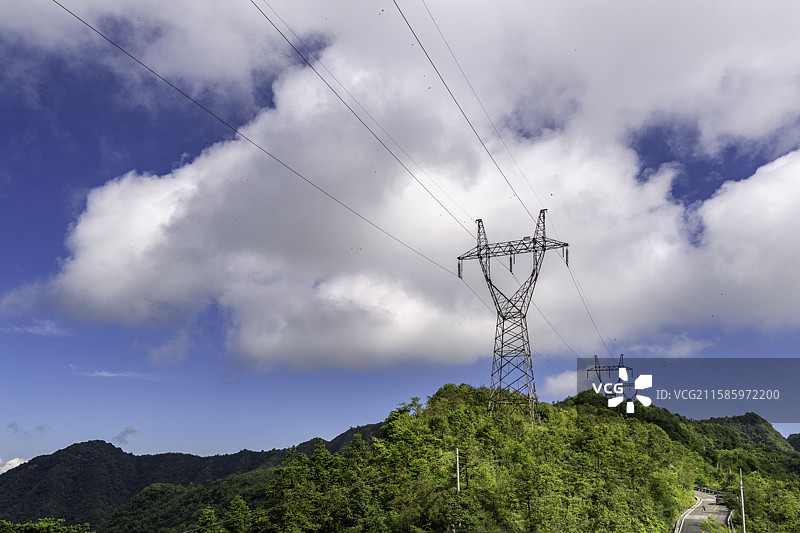 贵州 山区 高压 特高压 输电 电力 铁塔 蓝天 白云 山 森林 风景图片素材