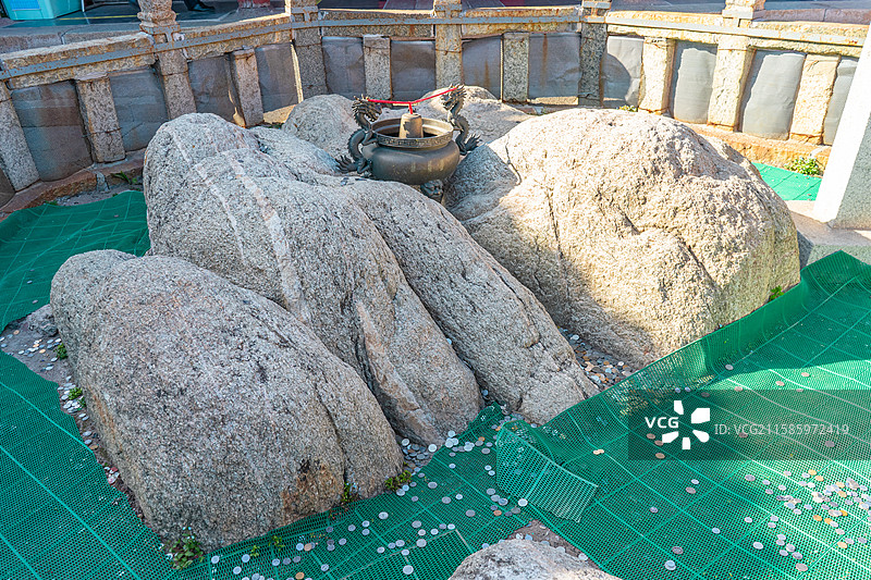 中国非都市风光拍摄主题，山东省泰安市国内著名景点泰山风景区，敕修玉皇顶里的大殿和泰山极顶岩石许愿池图片素材