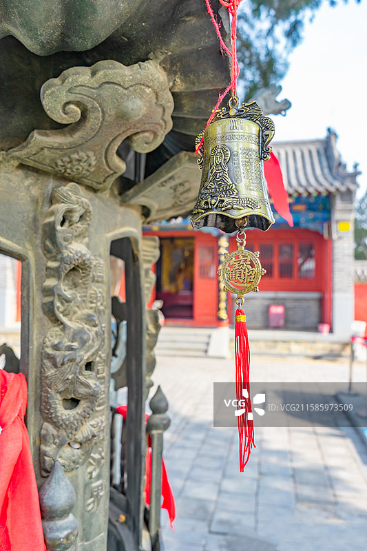 中国山东省泰安市泰山区泰山旅游景区著名景点，老君堂寺庙里巨大的高大的香炉，户外白昼无人图像摄影图片素材