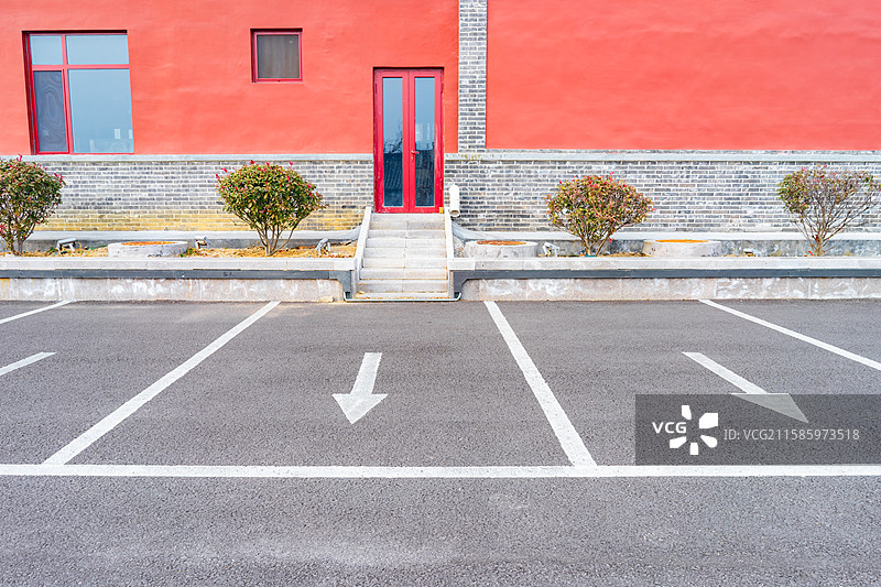 中国城市交通设施拍摄主题，古代建筑和平坦的停车场，户外白昼无人图像摄影图片素材