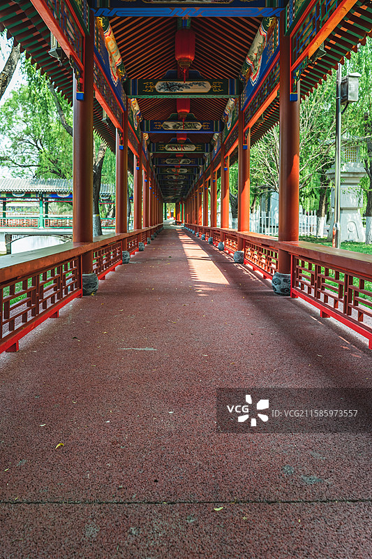 中国非都市风光拍摄主题，红色木制栈道步行道路，户外白昼无人图像摄影图片素材