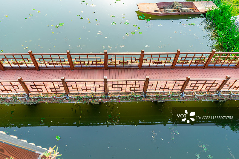 中国非都市风光拍摄主题，山东泰安泰山天平湖公园，木制栈道步行道路外立面和湖泊，户外白昼无人图像摄影图片素材