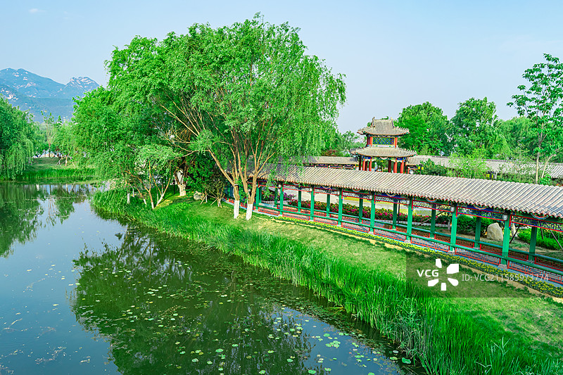 中国非都市风光拍摄主题，山东泰安泰山天平湖公园，木制栈道步行道路外立面和湖泊，户外白昼无人图像摄影图片素材