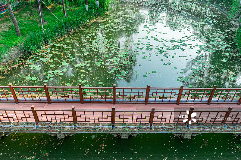 中国非都市风光拍摄主题，山东泰安泰山天平湖公园，木制栈道步行道路外立面和湖泊，户外白昼无人图像摄影图片素材