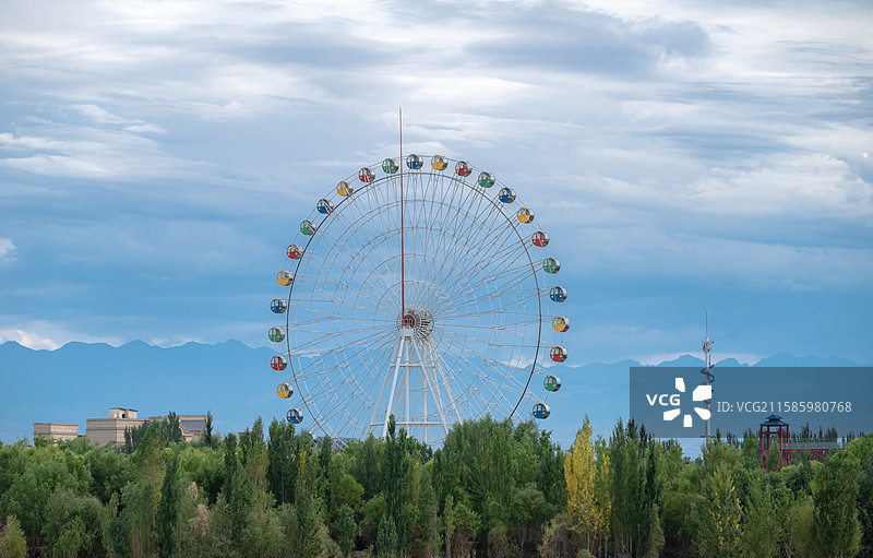 摩天轮与远山绿树的休闲景观图片素材