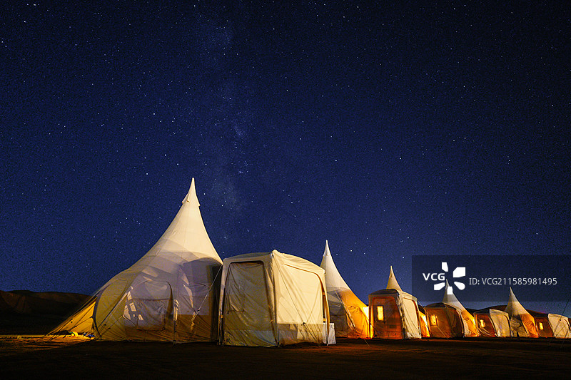 星空下的帐篷酒店图片素材