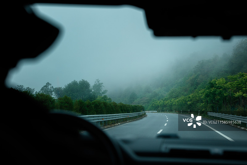 稻城亚丁在路上的山路风景图片素材