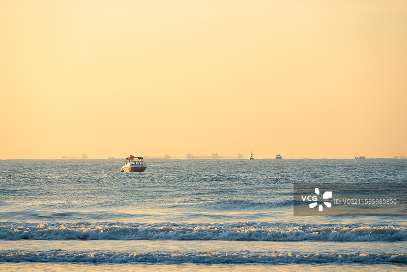 海上行驶的船只与海浪图片素材