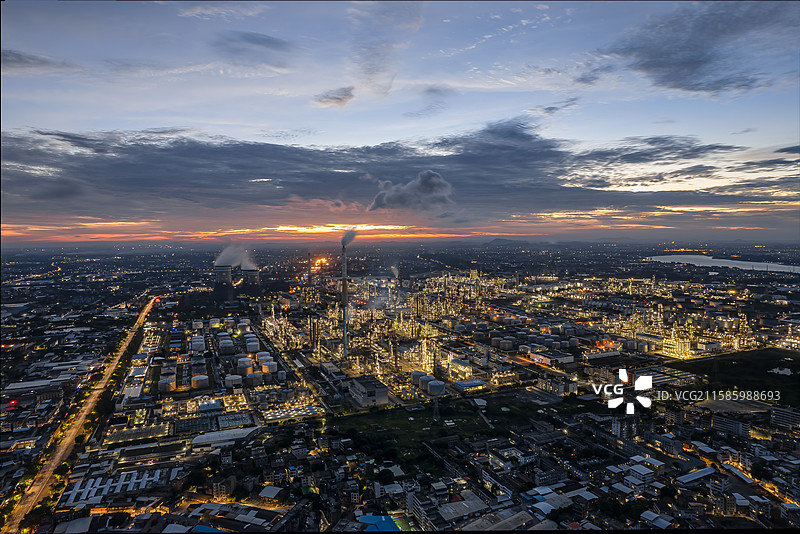 航拍黄昏时的工业工厂夜景图片素材