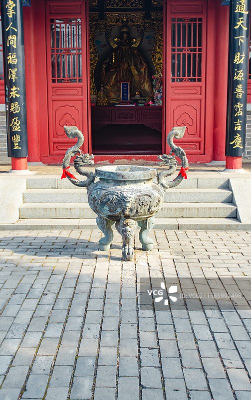 中国山东省泰安市泰山区泰山旅游景区著名景点，老君堂寺庙里巨大的高大的香炉，户外白昼无人图像摄影图片素材