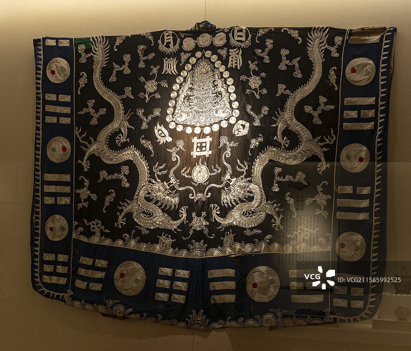 龙纹吉服袍的华丽图片素材