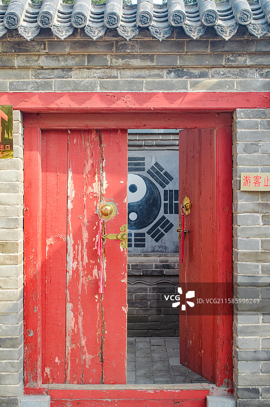 中国山东省泰安市泰山区泰山旅游景区著名景点，老君堂寺庙里传统的乾坤、阴阳、八卦图案，户外白昼无人图像图片素材