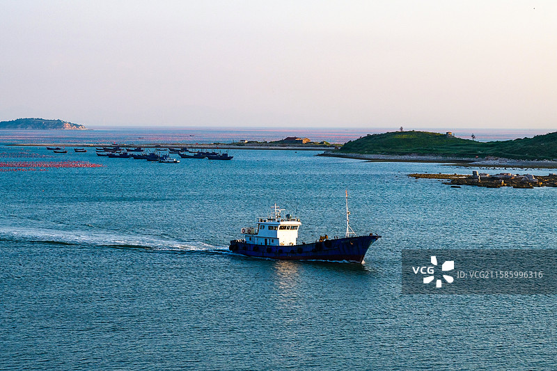 烟台市北长山岛珍珠门水道风光和海上养殖区图片素材