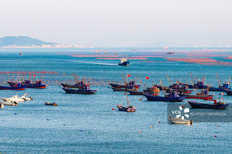 烟台市北长山岛珍珠门水道风光和海上养殖区图片素材