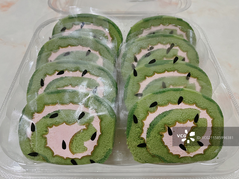 餐桌上盘子中西瓜造型蛋卷，高角度视图图片素材