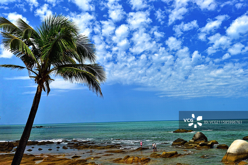 礁上观涛。 人文纪实摄影。 三亚大小洞天风景区。图片素材