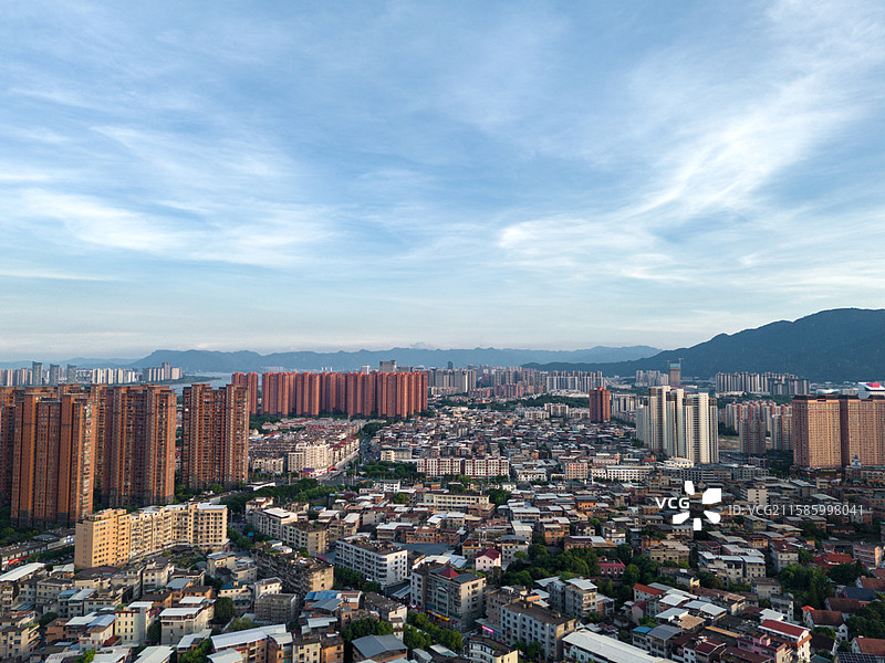 福建福州闽侯县上街镇城市景观与蓝天图片素材