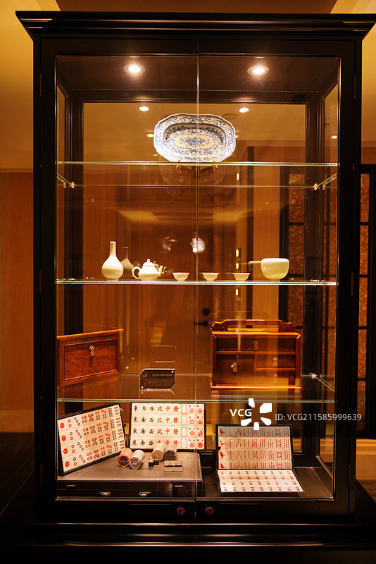 玻璃柜里的藏品陈列 成都尧棠公馆酒店图片素材