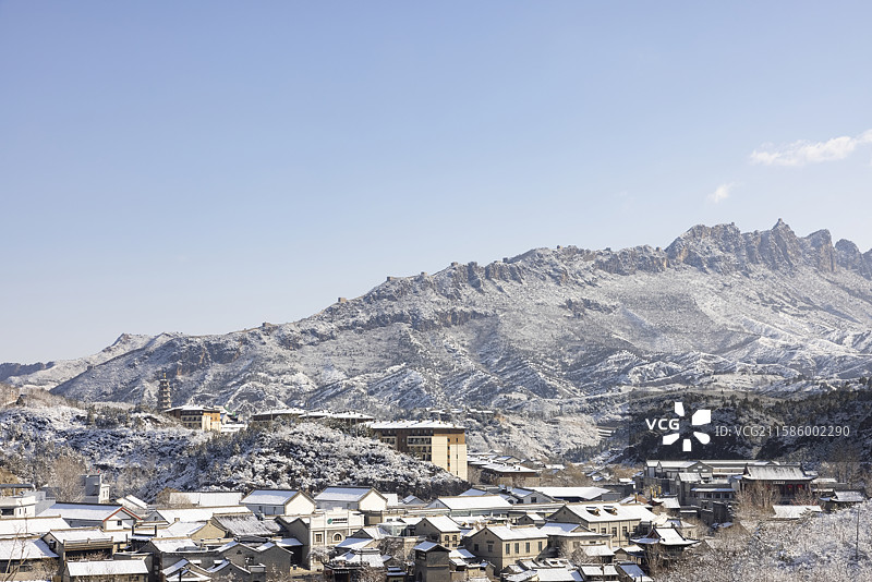 北京冬天大雪后的古北水镇和司马台长城图片素材