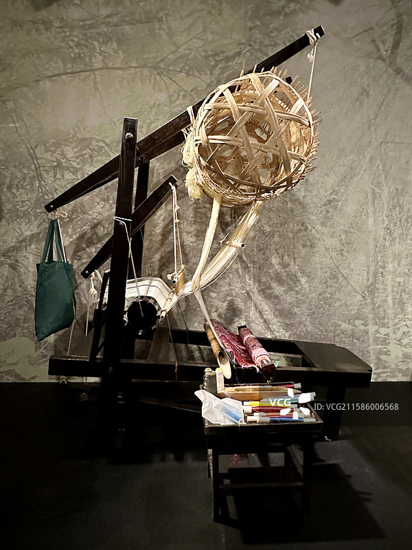 上海市历史博物馆意象中国西南少数民族服饰审美及当代重塑展览展品壮族竹笼机图片素材